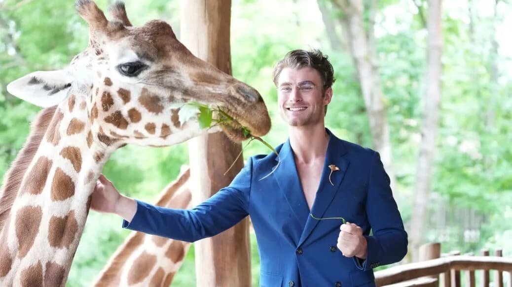 Linus Model Begegnung auf Augenhöhe: Model Linus trifft Giraffe Linus